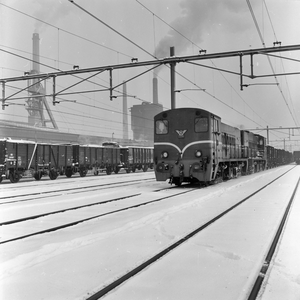 159802 Afbeelding van twee diesel-electrische locomotieven uit de serie 2200/2300 van de N.S. (voorop nr. 2334) met een ...